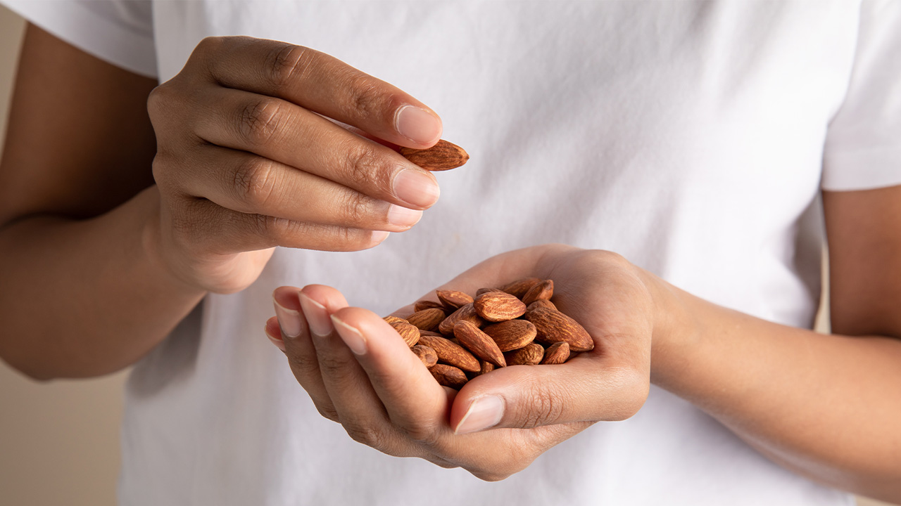 Nueva investigación muestra cómo comer almendras en lugar de botanas mejora la alimentación